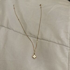 Sweet Alhambra pendant van cleef